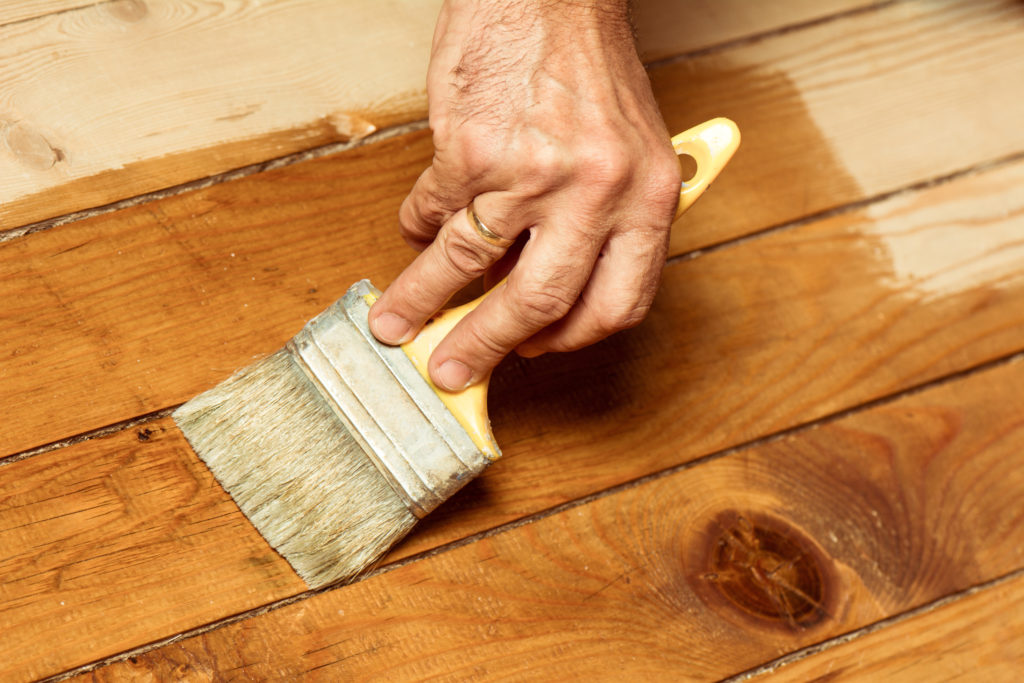 Holzbeschichtung mit Pinsel