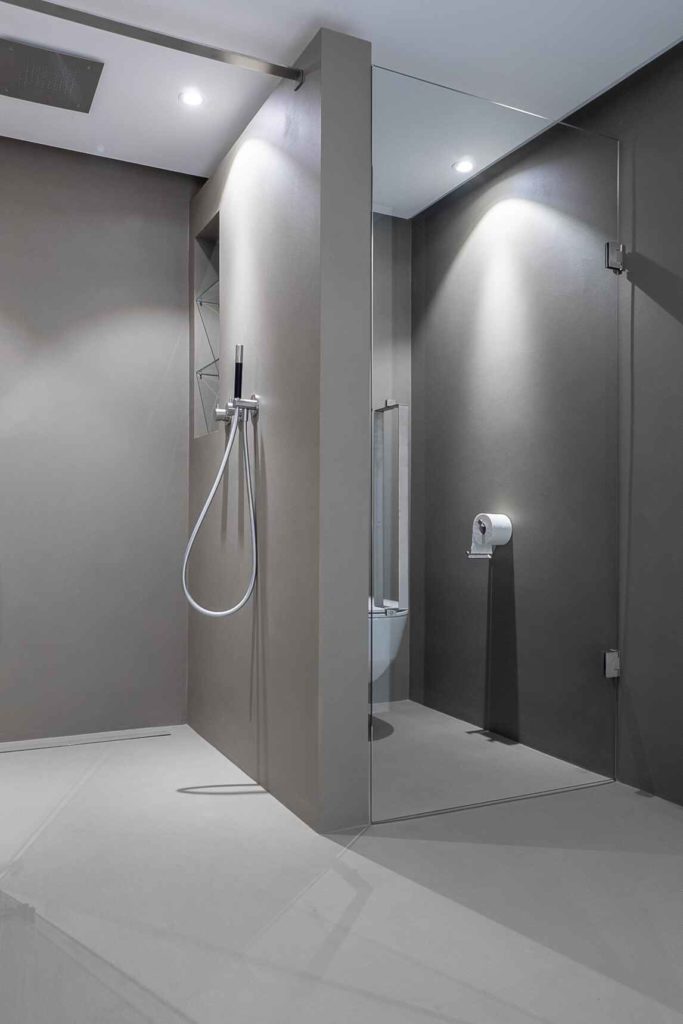 Badezimmer in Grau ohne Fugen